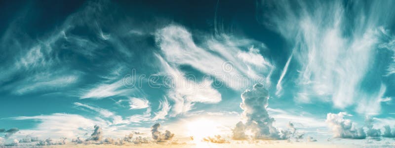 Panorama de cielo azul nublado y sol naciente