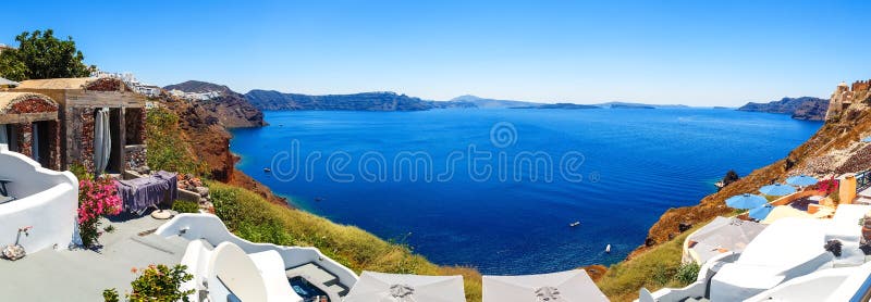 Panorama de Fira, capital moderna de la isla del Egeo griega, Santorini, con la caldera y el volcán, Grecia