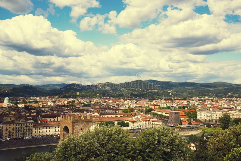 Panorama de Florença, di Santa Croce da catedral Santa Maria Del Fiore e da basílica de Piazzale Michelangelo fotos de stock Panorama de Florença, di Santa Croce da catedral Santa Maria Del Fiore e da basílica de Piazzale Michelangelo fotos de stock
