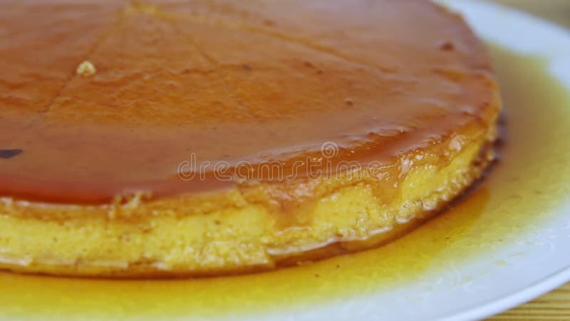 Panorama de gros plan au flan mou fait maison cycle tranché avec le sirop de caramel clips vidéos