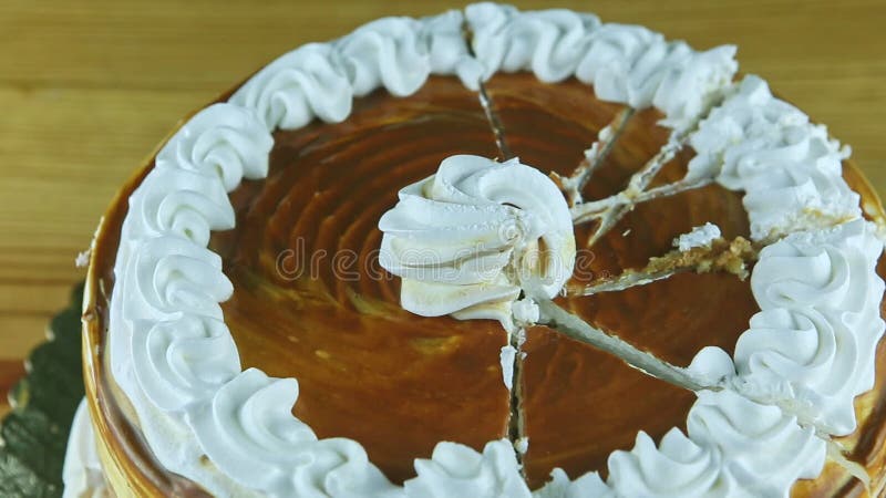 Panorama de gros plan de vue de dessus du gâteau rond en tranches de caramel décoré de la crème blanche clips vidéos