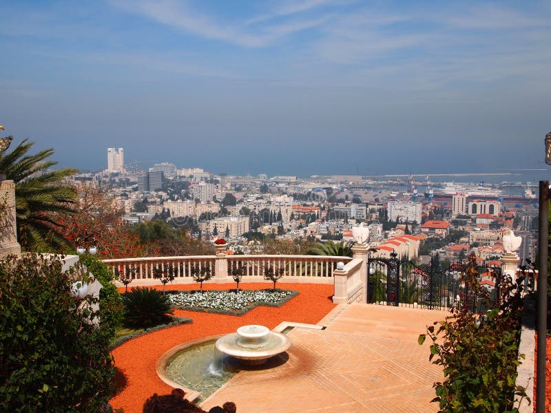 Panorama de Haifa Israel del jardín del ` i de Baha imágenes de archivo libres de regalías Panorama de Haifa Israel del jardín del ` i de Baha imágenes de archivo libres de regalías