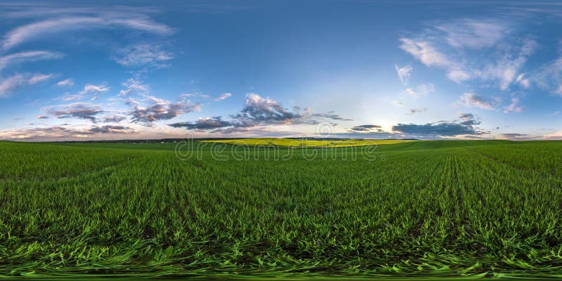 Panorama de hdri esférico completo sin costuras vista angular de 360 grados entre los campos verdes por la noche con nubes impresi foto de archivo