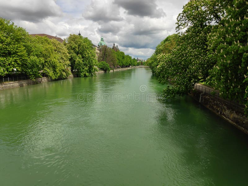 Panorama de isar do rio no tempo de Munich na primavera fotos de stock Panorama de isar do rio no tempo de Munich na primavera fotos de stock
