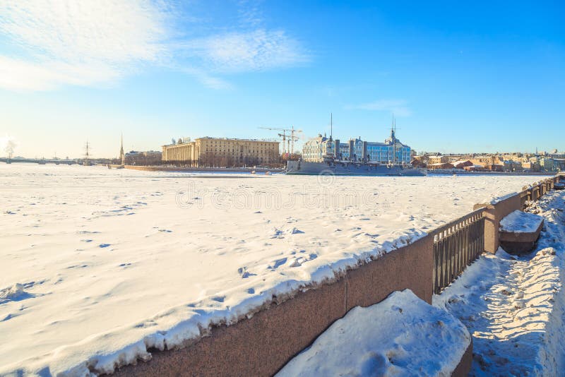 Panorama de la aurora del crucero en St Petersburg en invierno imagen de archivo libre de regalías Panorama de la aurora del crucero en St Petersburg en invierno imagen de archivo libre de regalías