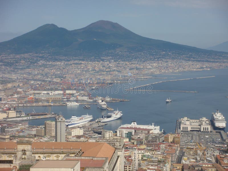 Panorama de la baie de Naples avec le Vesuvio après tout vu par le grand l'Italie image stock Panorama de la baie de Naples avec le Vesuvio après tout vu par le grand l'Italie image stock