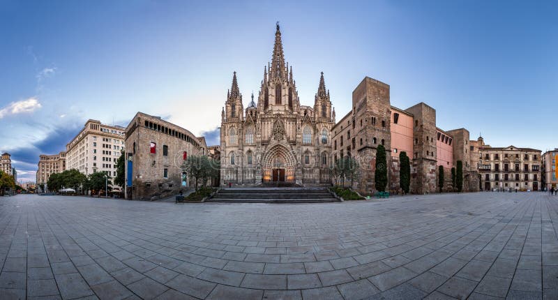 Panorama de la catedral de la cruz y del santo santos Eulalia fotos de archivo Panorama de la catedral de la cruz y del santo santos Eulalia fotos de archivo