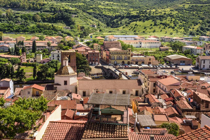Panorama de la ciudad vieja de Bosa con la viejas iglesia y cordillera hermosas en el fondo, Cerdeña, Italia fotografía de archivo Panorama de la ciudad vieja de Bosa con la viejas iglesia y cordillera hermosas en el fondo, Cerdeña, Italia fotografía de archivo