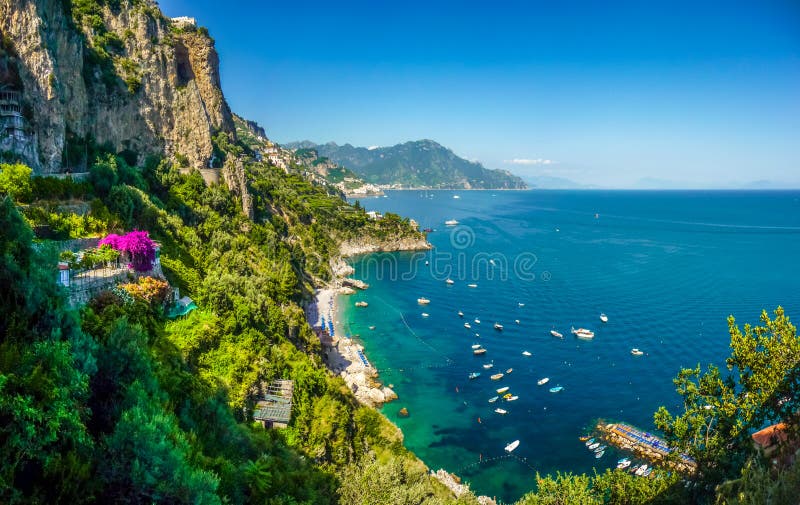 Panorama de la costa de Amalfi, Campania, Italia
