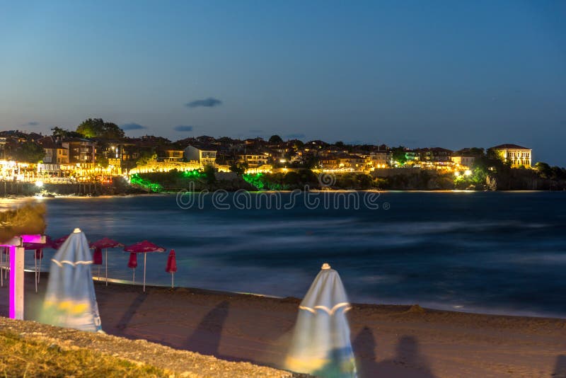 Panorama de la noche que sorprende de la playa y de la ciudad vieja de Sozopol, región de Burgas, Bulgaria imagen de archivo Panorama de la noche que sorprende de la playa y de la ciudad vieja de Sozopol, región de Burgas, Bulgaria imagen de archivo