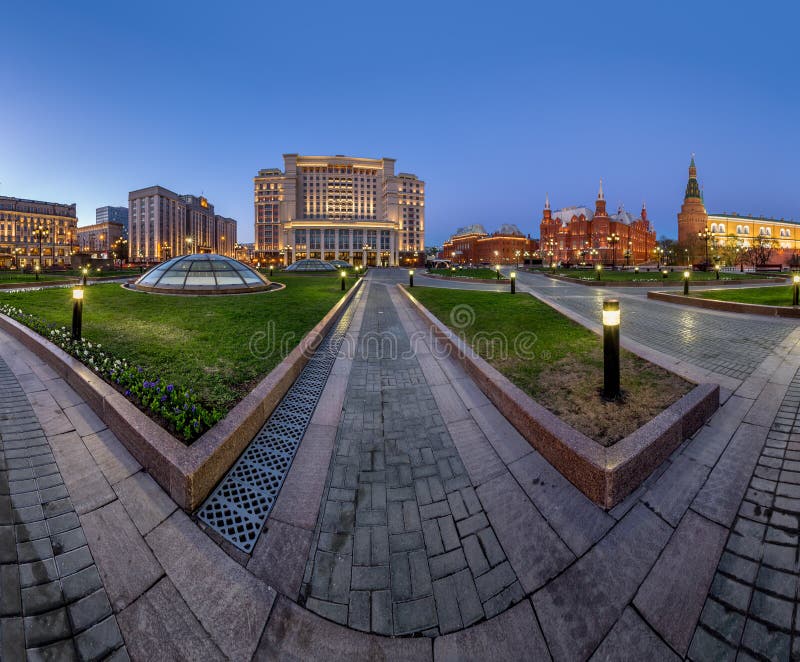 Panorama de la place de Manege et de Moscou Kremlin le soir