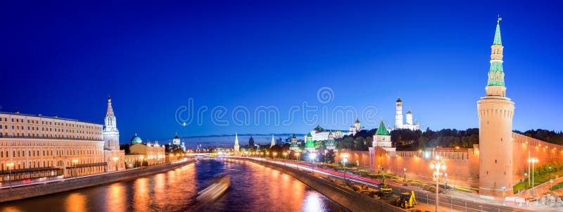 Panorama de la rivière de Moskva avec le Kremlin& x27 ; s domine la nuit, Moscou, Russie photographie stock Panorama de la rivière de Moskva avec le Kremlin& x27 ; s domine la nuit, Moscou, Russie photographie stock