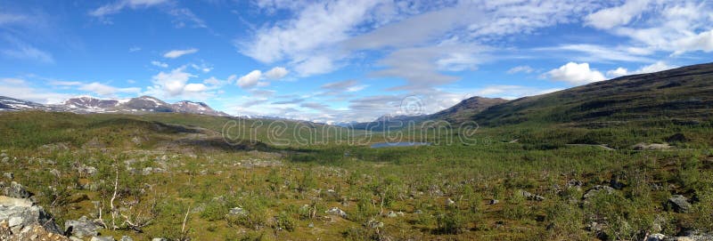 Panorama de la tundra noruega con las montañas y el lago fotos de archivo libres de regalías Panorama de la tundra noruega con las montañas y el lago fotos de archivo libres de regalías