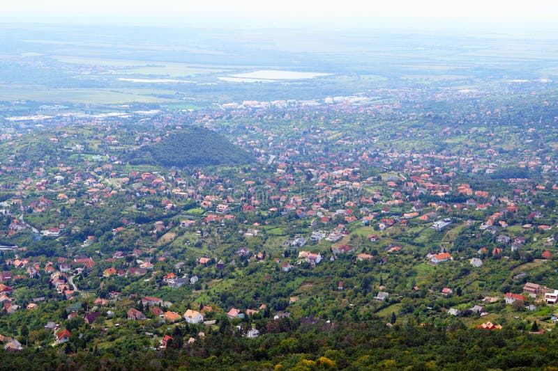 Panorama de la ville hongroise de Pécs d'une vue d'oeil d'oiseau Voyages autour de l'Europe image stock Panorama de la ville hongroise de Pécs d'une vue d'oeil d'oiseau Voyages autour de l'Europe image stock
