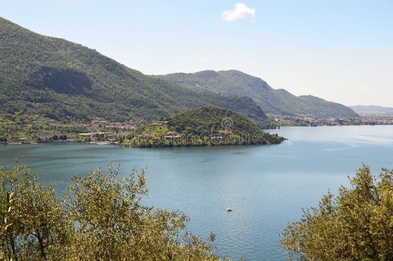 Panorama de lac de ` de Monte Isola de ` Horizontal italien Île sur le lac Vue de l'île Monte Isola sur le lac Iseo, Italie images stock Panorama de lac de ` de Monte Isola de ` Horizontal italien Île sur le lac Vue de l'île Monte Isola sur le lac Iseo, Italie images stock