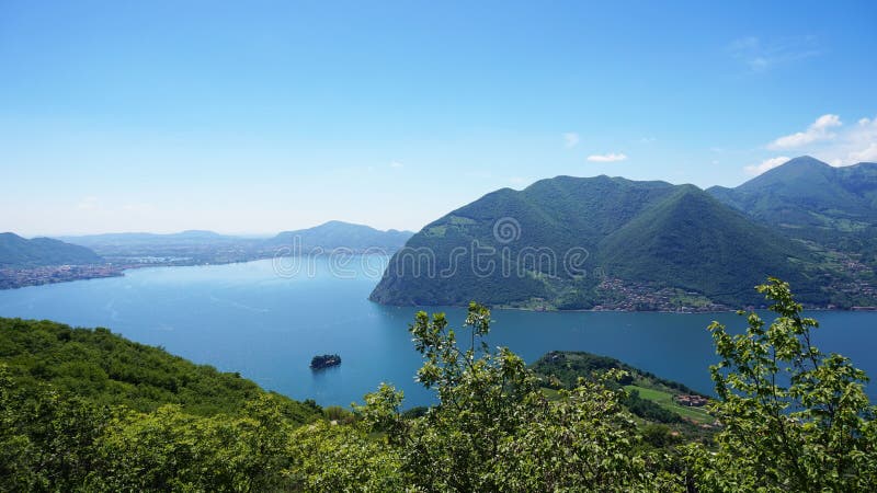 Panorama de lac de ` de Monte Isola de ` Horizontal italien Île sur le lac Vue de l'île Monte Isola sur le lac Iseo, Italie photos libres de droits Panorama de lac de ` de Monte Isola de ` Horizontal italien Île sur le lac Vue de l'île Monte Isola sur le lac Iseo, Italie photos libres de droits