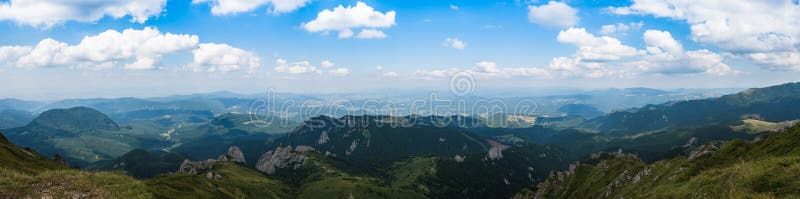 Panorama de las montañas de Ciucas, de Rumania, de un día de verano soleado, del cielo azul y de nubes hermosas imagen de archivo libre de regalías Panorama de las montañas de Ciucas, de Rumania, de un día de verano soleado, del cielo azul y de nubes hermosas imagen de archivo libre de regalías