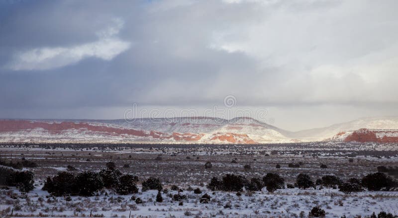 Panorama de las montañas con el cielo en el invierno del desierto, New México foto de archivo Panorama de las montañas con el cielo en el invierno del desierto, New México foto de archivo