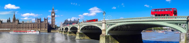Panorama de Londres avec les autobus rouges sur le pont contre Big Ben en Angleterre, R-U photographie stock