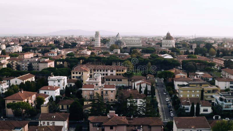 Panorama de los drones de pisa tuscany italia una ciudad turística europea medieval al atardecer 4k