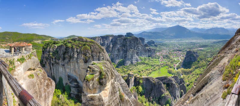 Panorama de Meteora, Thessaly, Grèce photo libre de droits Panorama de Meteora, Thessaly, Grèce photo libre de droits