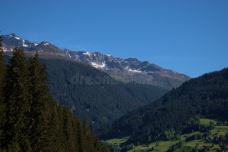 Panorama de montaña cerca de klosters en suiza 2752020