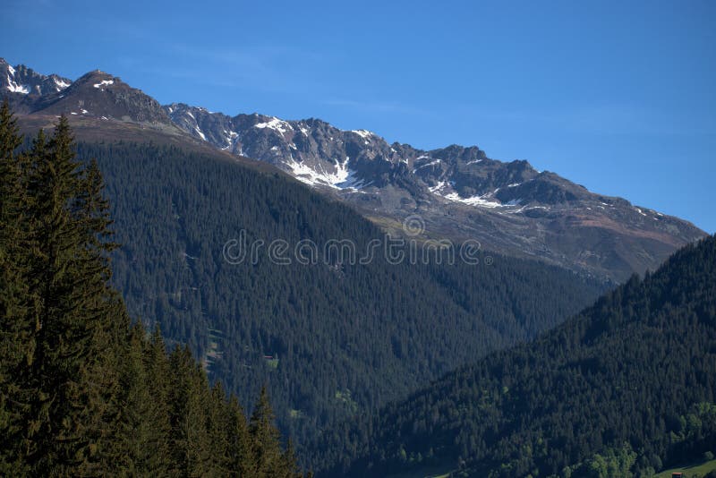 Panorama de montaña cerca de klosters en suiza 2752020