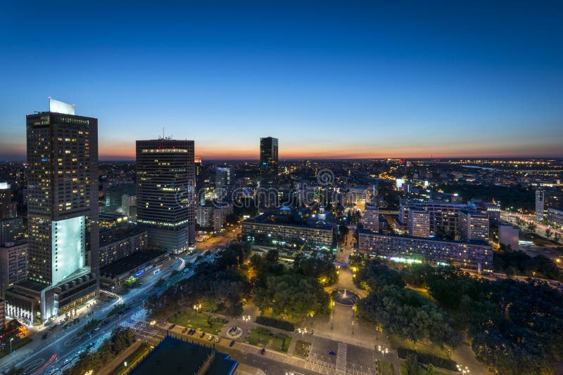 Panorama de nuit de centre de la ville de Varsovie images stock Panorama de nuit de centre de la ville de Varsovie images stock