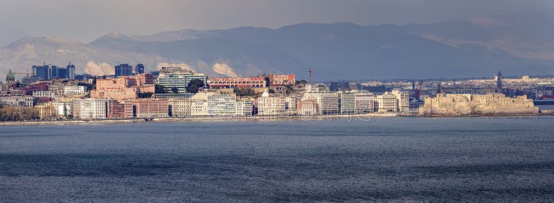 Panorama de Nápoles no por do sol