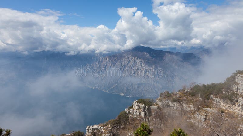 Panorama de paysage avec des nuages sur un fond de montagnes région au-dessus garda de lac, Vénétie, Italie photo libre de droits Panorama de paysage avec des nuages sur un fond de montagnes région au-dessus garda de lac, Vénétie, Italie photo libre de droits