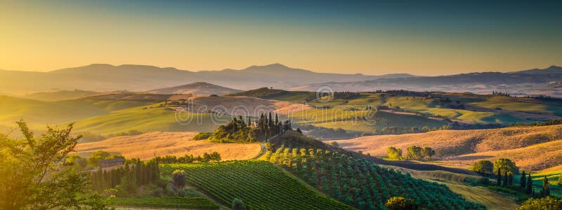 Panorama de paysage de la Toscane au lever de soleil, dOrcia de Val, Italie