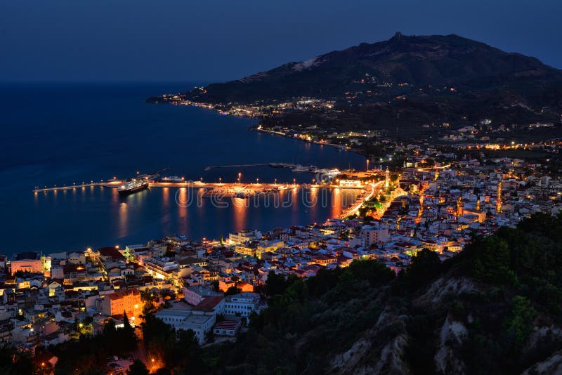 Panorama de paysage urbain de scène de nuit dans Zakynthos Grèce photo stock Panorama de paysage urbain de scène de nuit dans Zakynthos Grèce photo stock