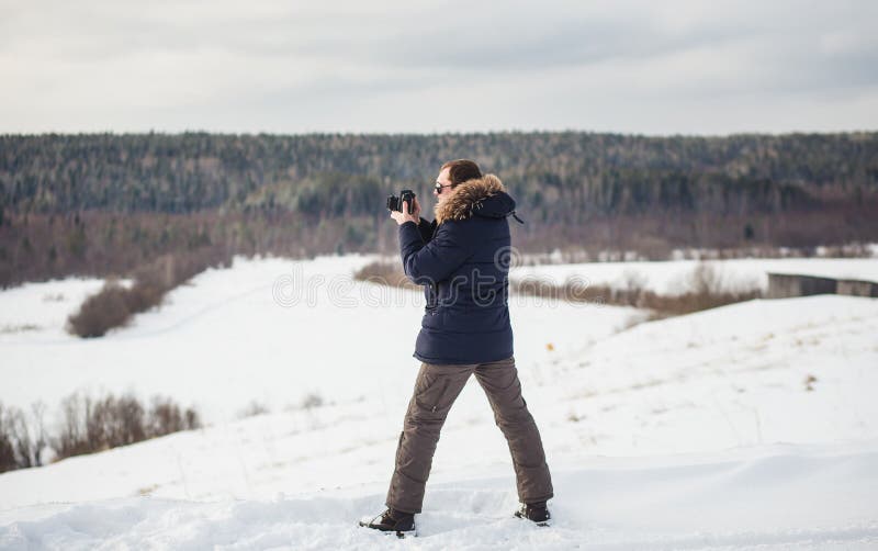 Panorama de photographie de forêt d'hiver de photographe en plaine accidentée images stock Panorama de photographie de forêt d'hiver de photographe en plaine accidentée images stock