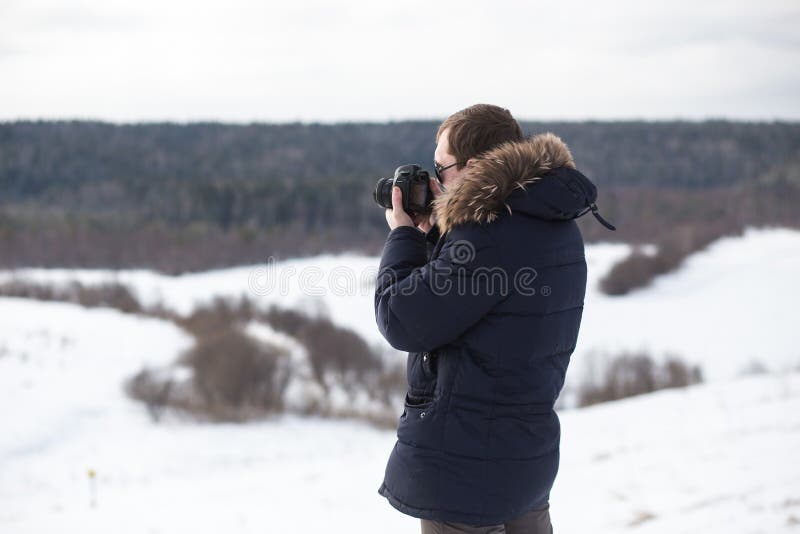 Panorama de photographie de forêt d'hiver de photographe en plaine accidentée photos stock Panorama de photographie de forêt d'hiver de photographe en plaine accidentée photos stock