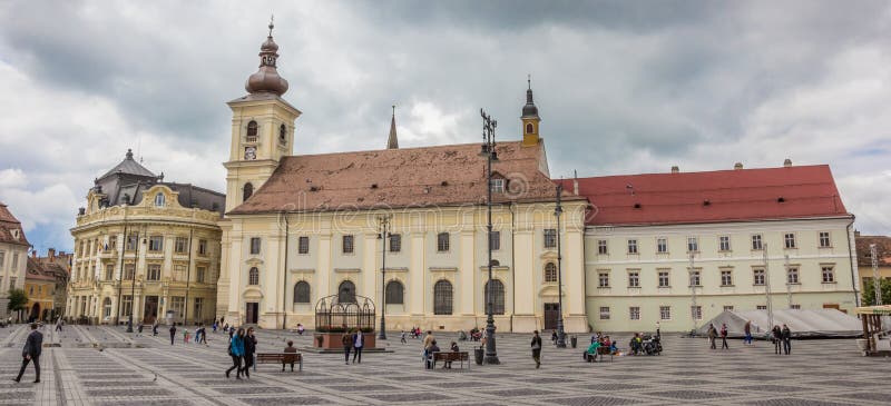 Panorama de place centrale de jument de Piata à Sibiu historique image stock Panorama de place centrale de jument de Piata à Sibiu historique image stock
