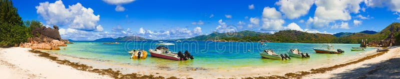 Panorama de plage sur l'île Curieuse chez les Seychelles photographie stock libre de droits Panorama de plage sur l'île Curieuse chez les Seychelles photographie stock libre de droits