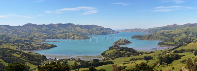 Panorama de port d'Akaroa, Nouvelle-Zélande images libres de droits Panorama de port d'Akaroa, Nouvelle-Zélande images libres de droits
