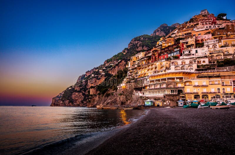 Panorama de Positano, costa de Amalfi em Itália na elevação do sol Positano Italy imagem de stock royalty free Panorama de Positano, costa de Amalfi em Itália na elevação do sol Positano Italy imagem de stock royalty free