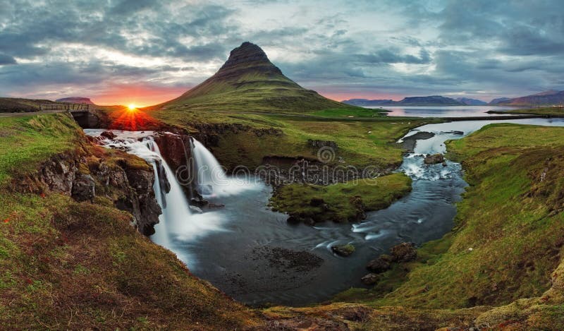 Panorama de ressort de paysage de l'Islande au coucher du soleil