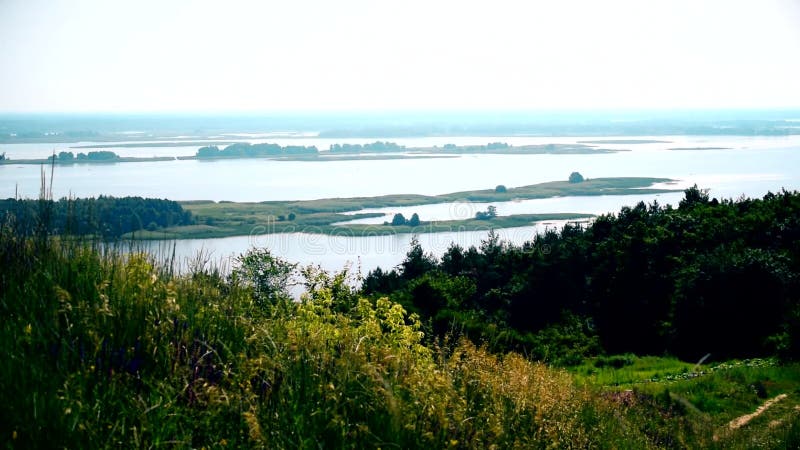 Panorama de rivière de Dniepr avec des îles Vue de Vitachiv clips vidéos