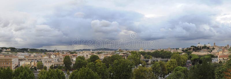 Panorama de Roma sob o céu nebuloso