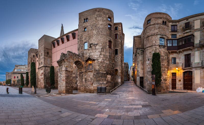 Panorama de Roman Gate antiguo y de Placa Nova por la mañana fotografía de archivo Panorama de Roman Gate antiguo y de Placa Nova por la mañana fotografía de archivo