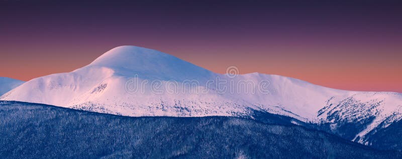 Panorama de sommet neigeux au matin de l'hiver image libre de droits Panorama de sommet neigeux au matin de l'hiver image libre de droits