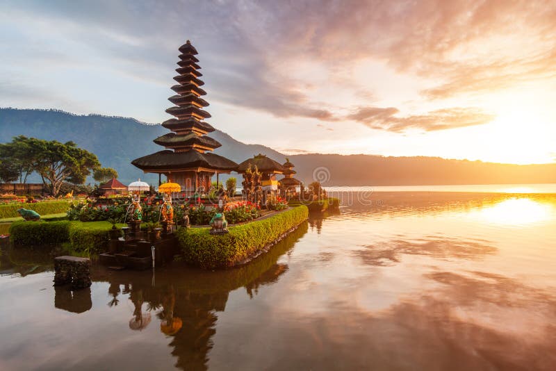 Panorama de temple de Pura Ulun Danu au lever de soleil sur un lac Bratan, Bali, Indonésie images stock Panorama de temple de Pura Ulun Danu au lever de soleil sur un lac Bratan, Bali, Indonésie images stock