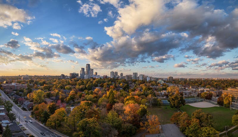 Panorama de Midtown Toronto en otoño fotografía de archivo