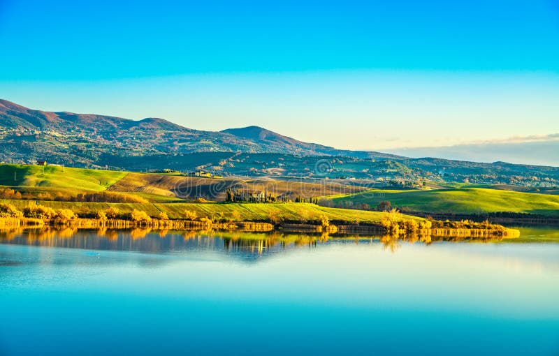 Panorama de Toscânia, lago santa Luce no por do sol, Pisa, Itália foto de stock royalty free Panorama de Toscânia, lago santa Luce no por do sol, Pisa, Itália foto de stock royalty free