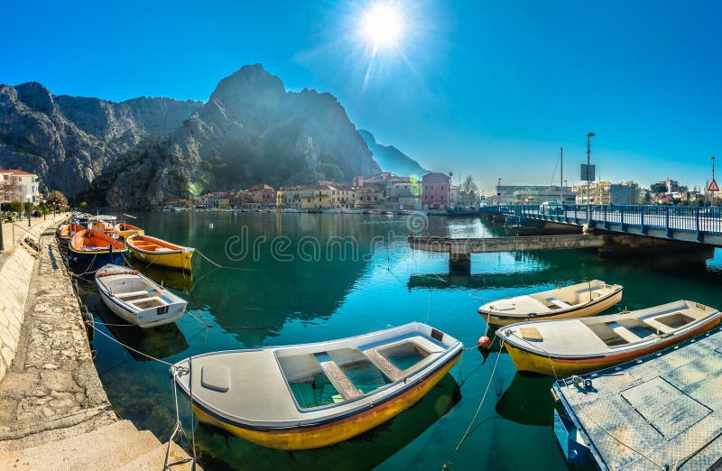 Panorama de ville d'Omis en Dalmatie, endroits croates de voyage photographie stock Panorama de ville d'Omis en Dalmatie, endroits croates de voyage photographie stock