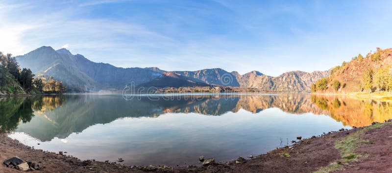 Panorama de volcan actif Baru Jari, de lac Segara Anak et de sommet de montagne de Rinjani Île de Lombok, Indonésie photo stock Panorama de volcan actif Baru Jari, de lac Segara Anak et de sommet de montagne de Rinjani Île de Lombok, Indonésie photo stock