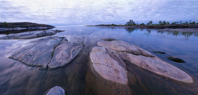 Panorama degli skerries del lago ladoga fotografia stock libera da diritti Panorama degli skerries del lago ladoga fotografia stock libera da diritti