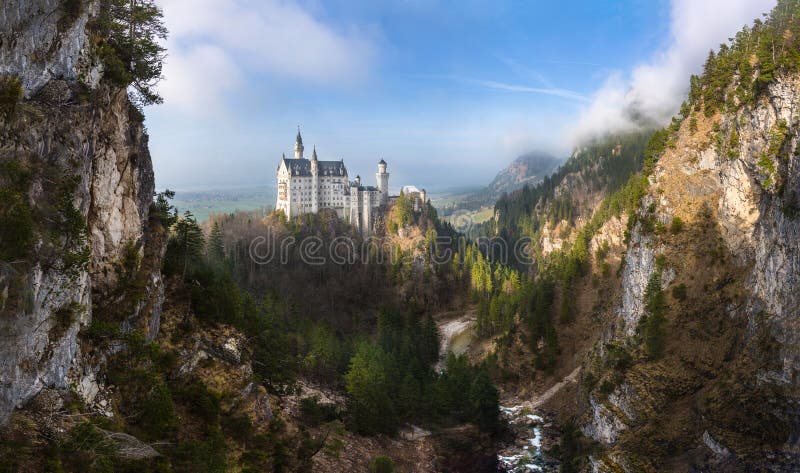 Panorama del castillo de Neuschwanstein imagenes de archivo Panorama del castillo de Neuschwanstein imagenes de archivo